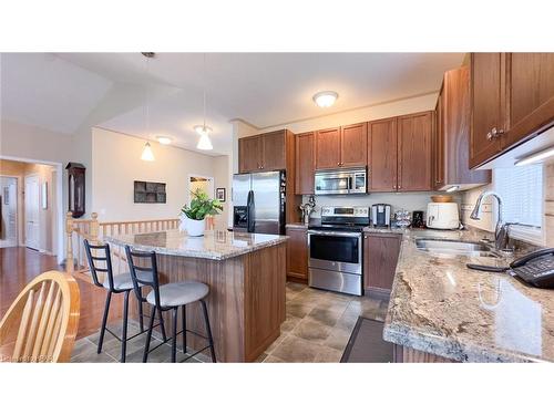 38 Stornoway Crescent, Seaforth, ON - Indoor Photo Showing Kitchen With Double Sink