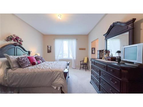 38 Stornoway Crescent, Seaforth, ON - Indoor Photo Showing Bedroom