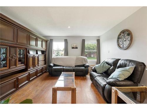 27 Hines Crescent, London, ON - Indoor Photo Showing Living Room