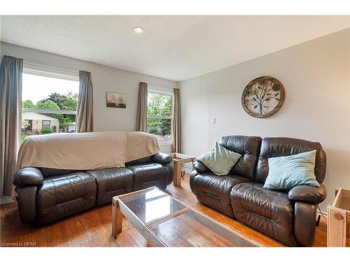 27 Hines Crescent, London, ON - Indoor Photo Showing Living Room