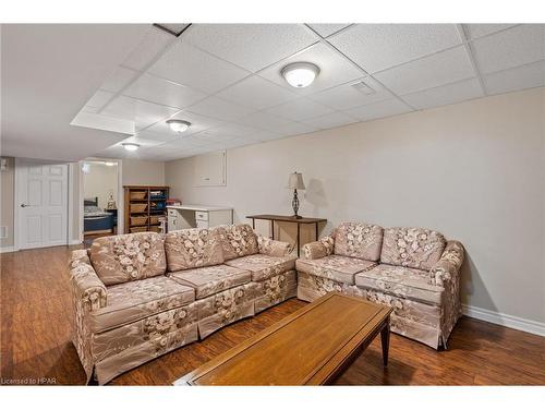 27 Hines Crescent, London, ON - Indoor Photo Showing Living Room