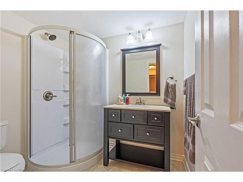 27 Hines Crescent, London, ON - Indoor Photo Showing Bathroom