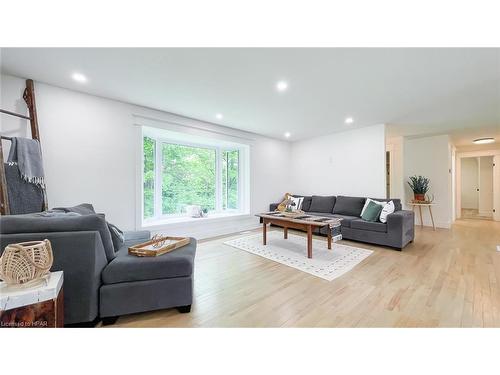 115143 Grey Road 3, Chatsworth (Twp), ON - Indoor Photo Showing Living Room