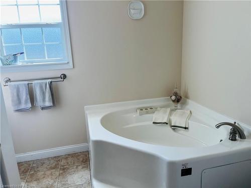 16 Lindsay Drive, Strathroy, ON - Indoor Photo Showing Bathroom