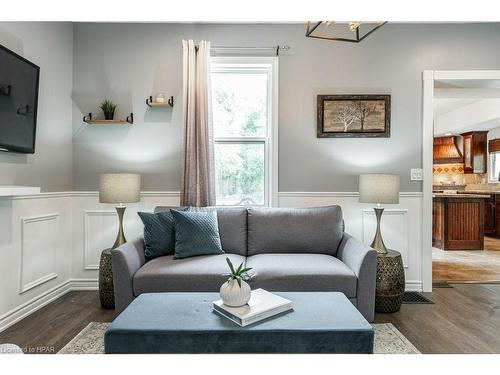 20 Whyte Avenue, Stratford, ON - Indoor Photo Showing Living Room