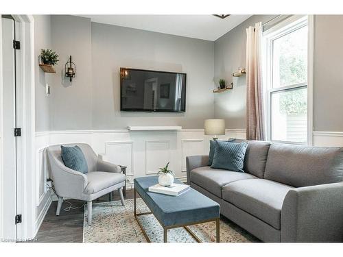 20 Whyte Avenue, Stratford, ON - Indoor Photo Showing Living Room