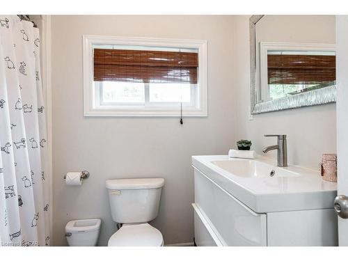 20 Whyte Avenue, Stratford, ON - Indoor Photo Showing Bathroom