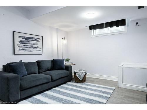 20 Whyte Avenue, Stratford, ON - Indoor Photo Showing Living Room