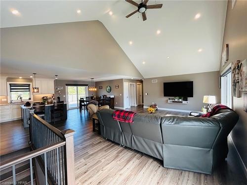 320 Turnberry Street, Morris-Turnberry (Munic), ON - Indoor Photo Showing Living Room