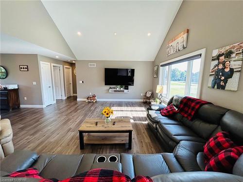 320 Turnberry Street, Morris-Turnberry (Munic), ON - Indoor Photo Showing Living Room