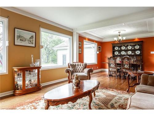 5515 Line 2, Perth South, ON - Indoor Photo Showing Living Room