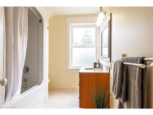 5515 Line 2, Perth South, ON - Indoor Photo Showing Bathroom