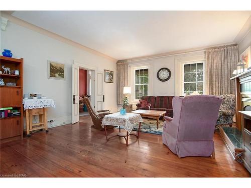 131 Rattenbury Street E, Clinton, ON - Indoor Photo Showing Living Room