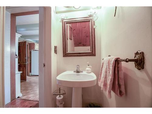 131 Rattenbury Street E, Clinton, ON - Indoor Photo Showing Bathroom