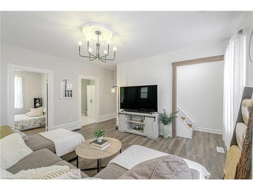 145 Victoria Avenue E, Crediton, ON - Indoor Photo Showing Living Room