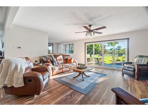 35449 Bayfield River Road, Bayfield, ON - Indoor Photo Showing Living Room