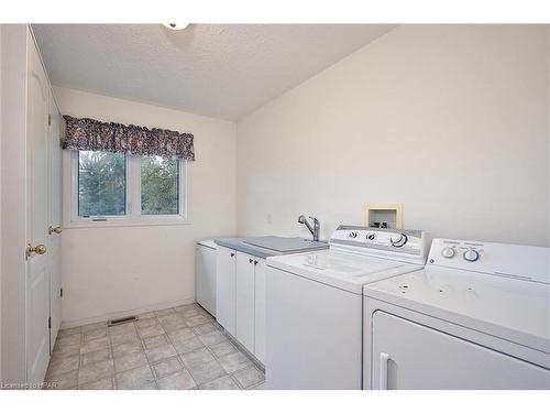 34-30 Ann Street, St. Marys, ON - Indoor Photo Showing Laundry Room