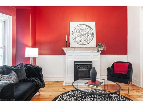 246 Wellington Street, Stratford, ON - Indoor Photo Showing Living Room