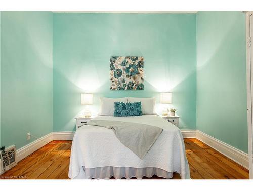 246 Wellington Street, Stratford, ON - Indoor Photo Showing Bedroom