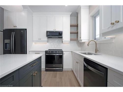 7 Nelson Street, Mitchell, ON - Indoor Photo Showing Kitchen With Double Sink With Upgraded Kitchen