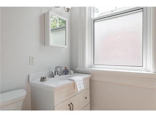 62 Falstaff Street, Stratford, ON - Indoor Photo Showing Bathroom