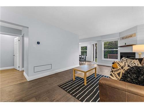 2-401 Springbank Avenue, Woodstock, ON - Indoor Photo Showing Living Room