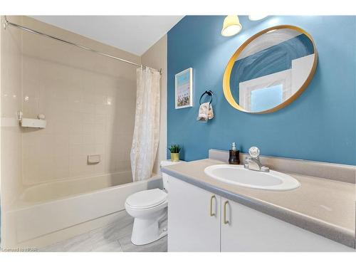 2-401 Springbank Avenue, Woodstock, ON - Indoor Photo Showing Bathroom