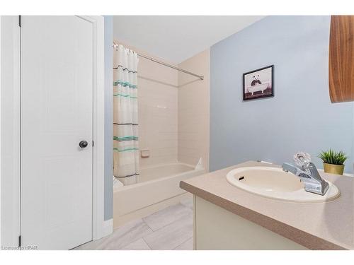 2-401 Springbank Avenue, Woodstock, ON - Indoor Photo Showing Bathroom