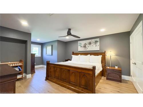 4640 Lakeshore Road, Plympton-Wyoming, ON - Indoor Photo Showing Bedroom