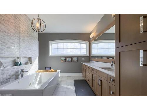 4640 Lakeshore Road, Plympton-Wyoming, ON - Indoor Photo Showing Bathroom