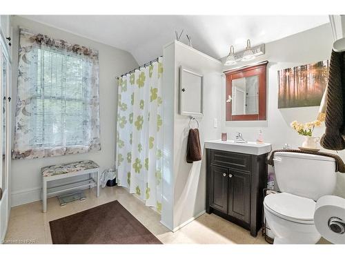 110 Quebec Street, Goderich, ON - Indoor Photo Showing Bathroom