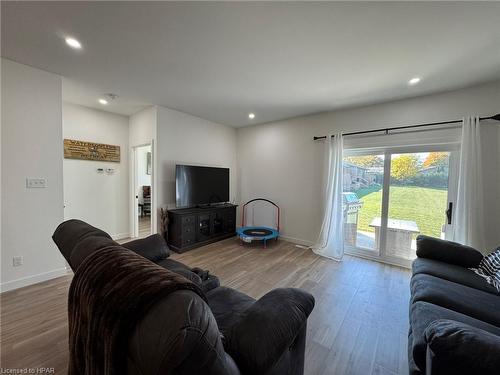 16 Silver Creek Road, Seaforth, ON - Indoor Photo Showing Living Room