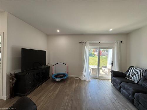 16 Silver Creek Road, Seaforth, ON - Indoor Photo Showing Living Room