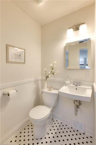 100 Caroline Street, Stratford, ON - Indoor Photo Showing Bathroom