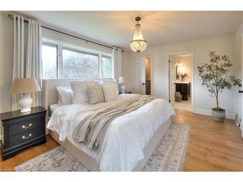 100 Caroline Street, Stratford, ON - Indoor Photo Showing Bedroom