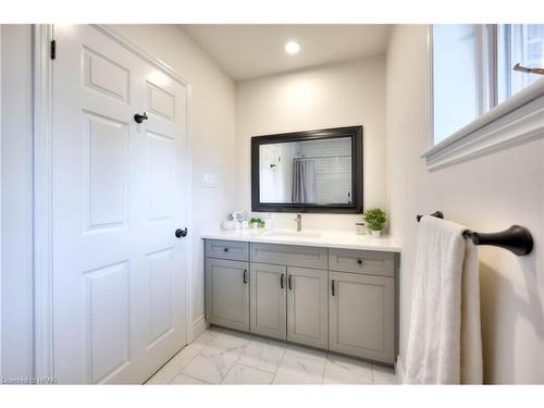 100 Caroline Street, Stratford, ON - Indoor Photo Showing Bathroom