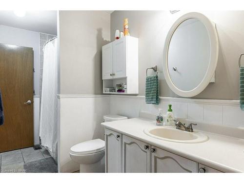 165 Clarence Avenue, Ingersoll, ON - Indoor Photo Showing Bathroom