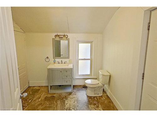 170 Erie Street, Stratford, ON - Indoor Photo Showing Bathroom