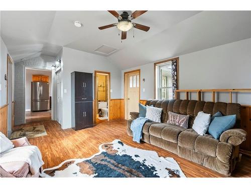 85102 Brussels Line, Huron East, ON - Indoor Photo Showing Living Room