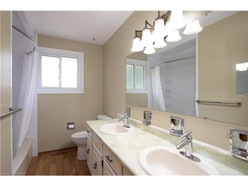 177 Lightbourne Avenue, Stratford, ON - Indoor Photo Showing Bathroom