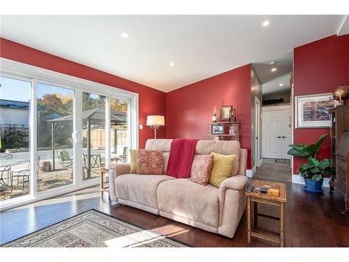 3 Elm Street, Stratford, ON - Indoor Photo Showing Living Room