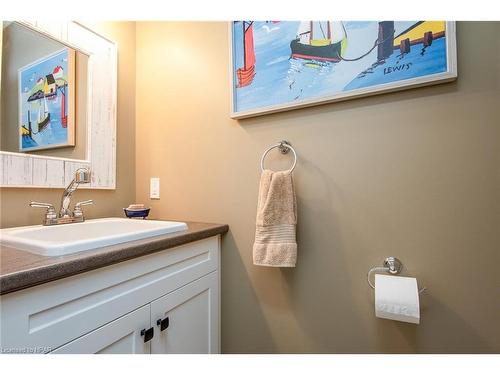 3 Elm Street, Stratford, ON - Indoor Photo Showing Bathroom