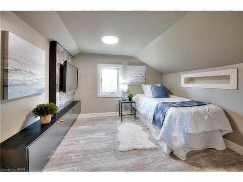 82 Park Street, St. Marys, ON - Indoor Photo Showing Bedroom