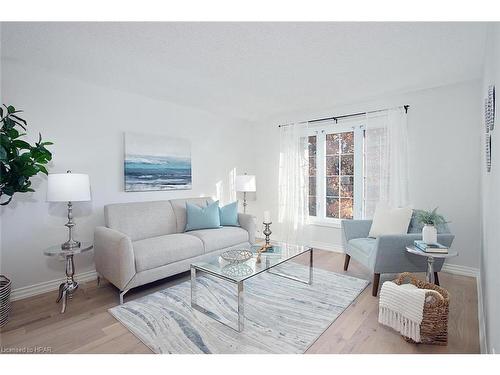 15 Southvale Road, St. Marys, ON - Indoor Photo Showing Living Room