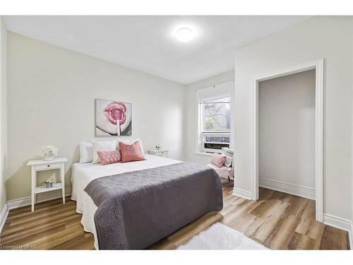 1 Milton Avenue, Hamilton, ON - Indoor Photo Showing Bedroom