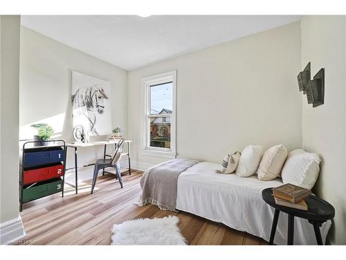 1 Milton Avenue, Hamilton, ON - Indoor Photo Showing Bedroom