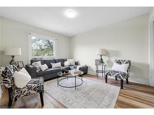 1 Milton Avenue, Hamilton, ON - Indoor Photo Showing Living Room