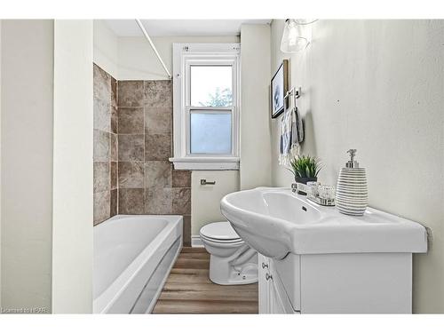 1 Milton Avenue, Hamilton, ON - Indoor Photo Showing Bathroom