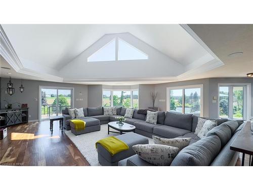 76000 London Road, Brucefield, ON - Indoor Photo Showing Living Room