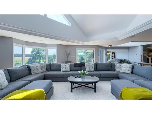 76000 London Road, Brucefield, ON - Indoor Photo Showing Living Room